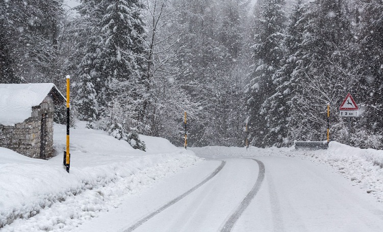 Una strada durante una nevicata